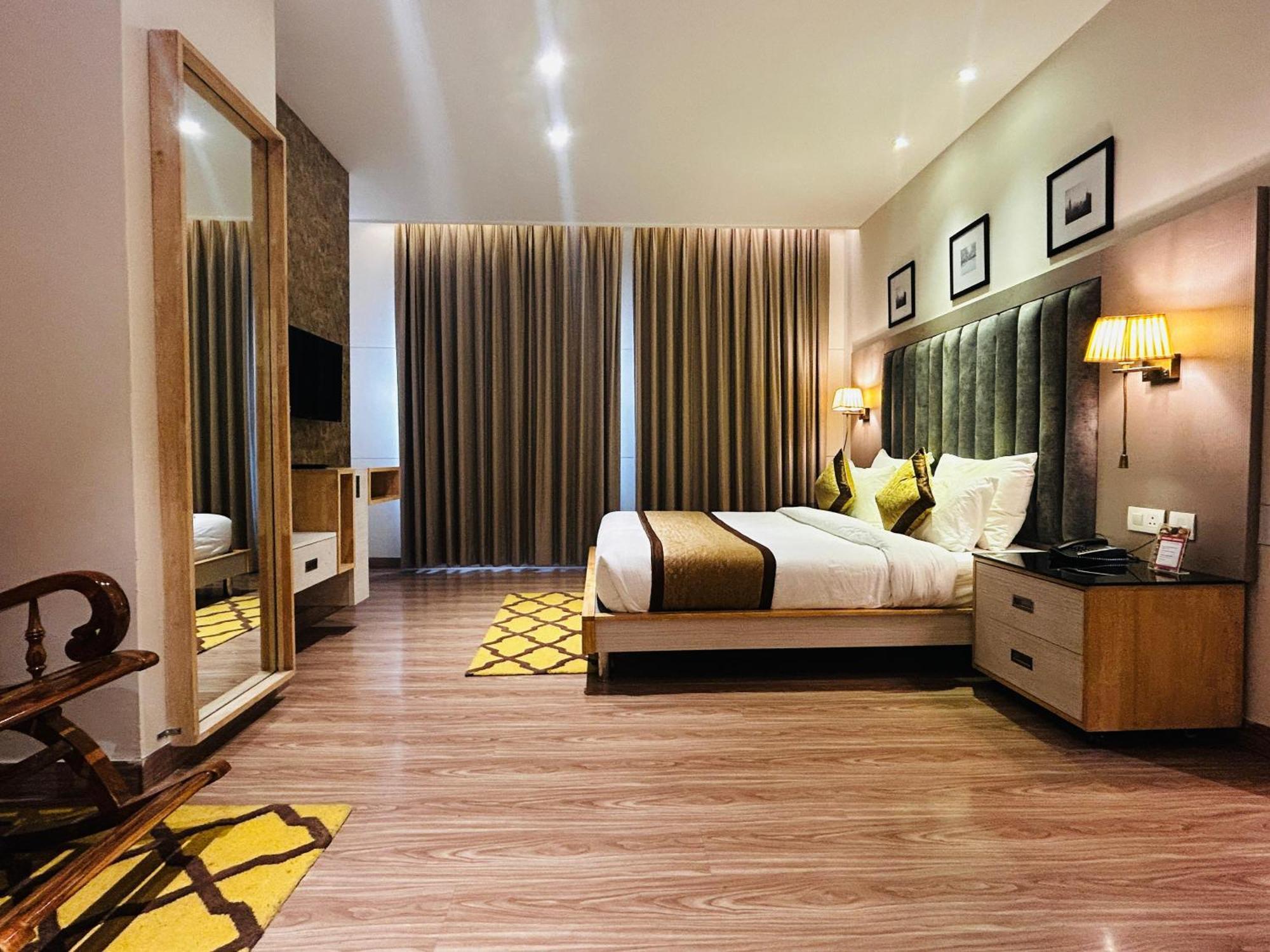 Hotel Sakura Gold Gurgaon Zewnętrze zdjęcie