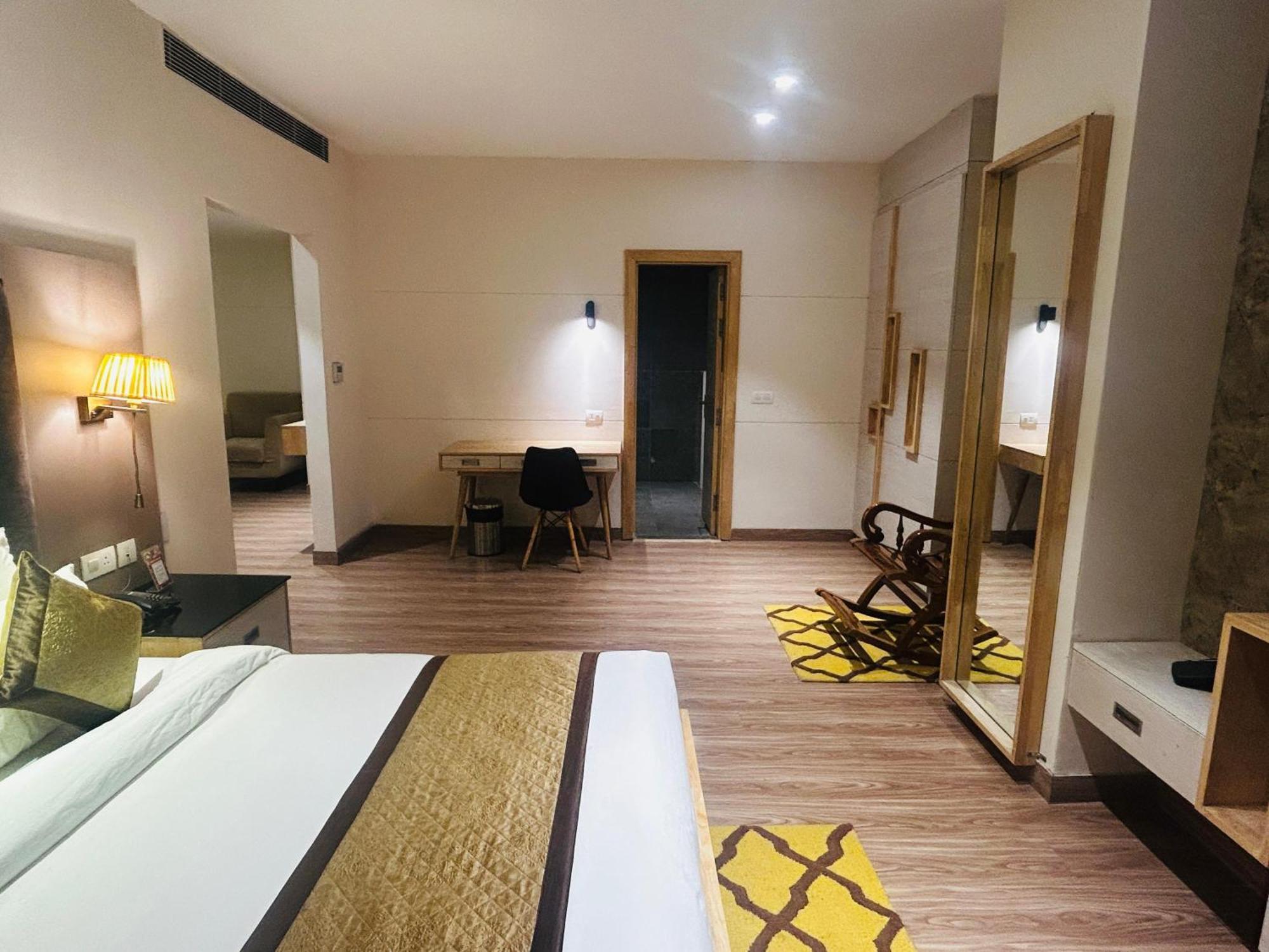 Hotel Sakura Gold Gurgaon Zewnętrze zdjęcie